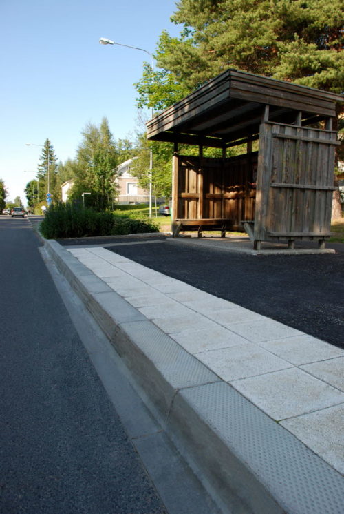 Busshållplatskantstöd i betong