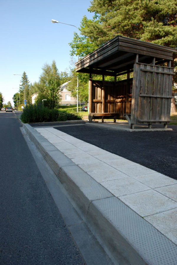 Busshållplatskantstöd i betong